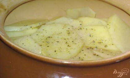 На дно горшочков положите по кусочку сливочного масла. Затем разложите половину картофеля по горшочкам, затем разложите рыбу и снова картофель. Каждый слой посыпать солью и молотым перцем.