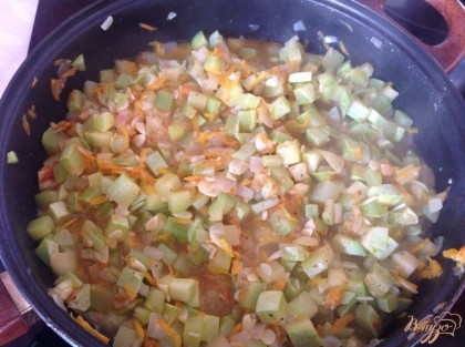 Когда кабачки станут мягкими, добавляем томат, соль, перец . Накрываем крышкой чтобы немного потушилось, на среднем огне.
