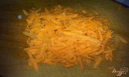 Морковь очистите, вымойте и натрите на крупной терке.