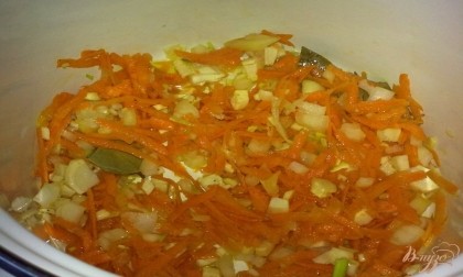 В кастрюлю налейте немного растительного масла, положите  в кастрюлю чеснок, лук, морковь и корень петрушки, обжарьте немного.