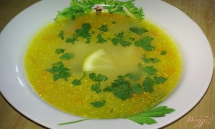 Готово! Петрушку вымойте, обсушите и мелко нарубите. Готовый суп разлейте по тарелкам.Лимон нарежьте ломтиками.В каждую тарелку положите зелень петрушки и ломтик лимона.Приятного аппетита!