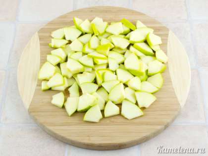 Яблоки разрезать пополам, вырезать несъедобную часть, порезать небольшими тонкими ломтиками. Яблоки сразу переложить в салатник, полить лимонным соком и перемешать, чтобы они не потемнели.