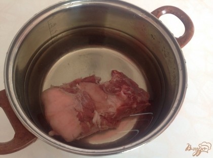 Берем мясо, вымачиваем в воде, промываем. Ложем в кастрюлю, заливаем водой и ставим на огонь. После закипания варить около пяти минут, после чего сливаем воду, режем мясо на кусочки. Наливаем в кастрюлю чистую воду, кладем в нее мясо, и варим в течении 15-20 минут.
