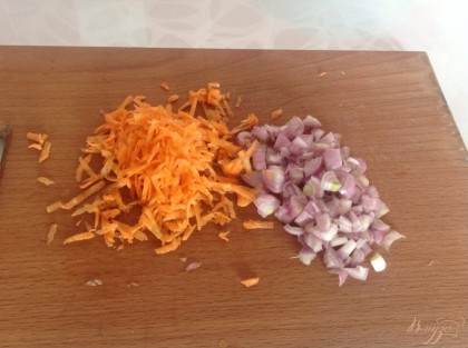 Мелко режем лук, натираем на терке морковь.