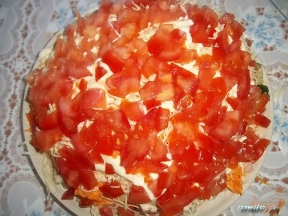 7 слой: порезанные помидоры. Посолить, смазать майонезом