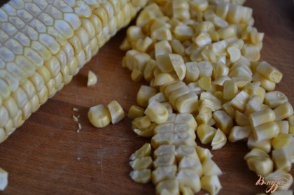 С початка кукурузы срезать зерна.
