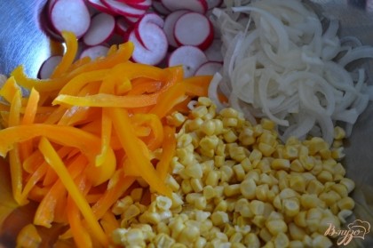 В салатник уложить редис, сладкий перец, молодой лук и кукурузу.