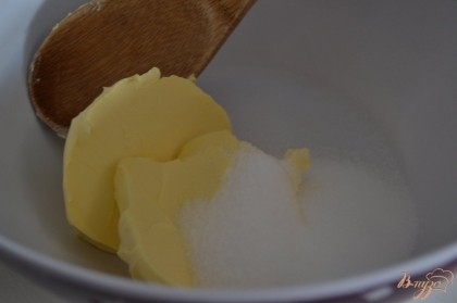 Мягкий сливочный маргарин размешать с сахаром и щепоткой соли.