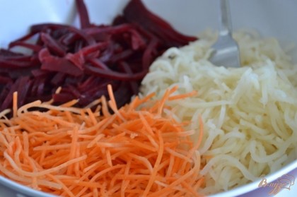 В салатник уложить сельдерей, морковь и свеклу.
