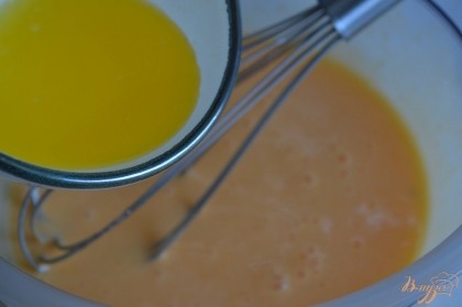 Желтки отделить от белков. Белки взбить в пену.Желтки размешать с сахаром до бела затем влить растопленное сливочное масло.