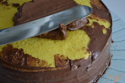 На водяной бане растопить шоколад, затем добавить сливочное масло. Хорошо размешать и обмазать торт со всех сторон.
