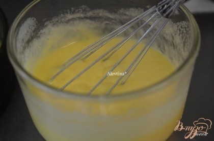 Взбить хорошенько  размягченное сливочное масло с сахаром, добавить соль, и по одному яйцу за раз после каждого перемешивать.
