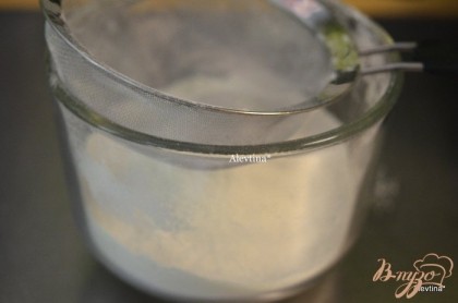 Разогреть духовку на 180 гр. Смазать съемную форму маслом, выложить бумагу для выпечки, также промаслить. Сухие ингредиенты как мука, разрыхлитель и соль просеять через сито в емкость.