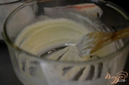 В другой емкости взбить сливочное масло с сахаром и греческим йогуртом до мягкого состояния. Затем добавим яйцо, перемешать, молоко перемешать и ванилин.