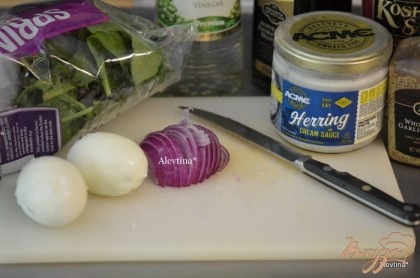 Приготовим овощи для салата. Яйца отварим, очистим. Селедочку порежем на кусочки , луковицу порубим. Салат помоем.
