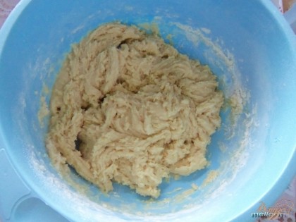 Затем добавить растопленное масло, гашеную соду и муку (тесто будет густое).