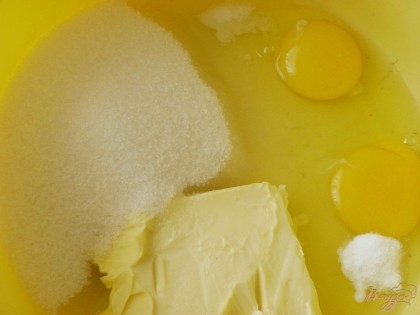Размягчённое сливочное масло смешать с сахаром, яйцами, ванилином и гашёной содой. Хорошо растереть