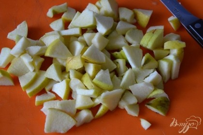 Чистим яблоки от сердцевины. Нарезаем маленькими дольками.