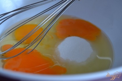 Взбить яйца с сахаром.