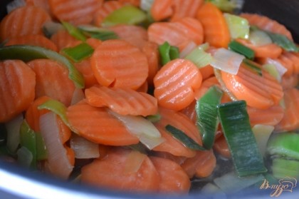 В кастрюльке на оливковом масле обжарить в течении 10 мин. морковь и порей.