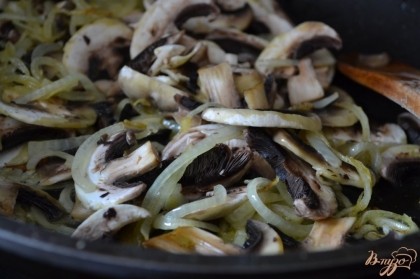 На сковороде с оливковым маслом обжарить луковицу и грибы в течении 10 мин.