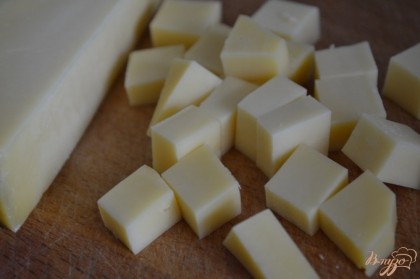 Сыр нарезать на кубики.