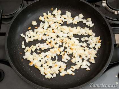 На сковороде разогреть растительное масло. Выложить лук, жарить  5-10 минут до легкой золотистости.