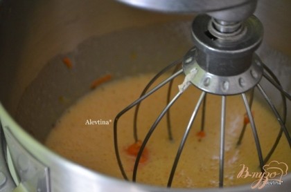 Добавить растительное масло, протертую морковь, сливу, орехи , перемешать.
