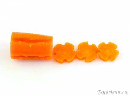 Подготовим украшения. На отварной моркови сделать четыре не глубокие бороздки по бокам (я использовала не острый конец овощного ножа, можно использовать любой др. подходящий предмет). Затем порезать морковь тонкими кружочками, получаются такие симпатичные цветочки.