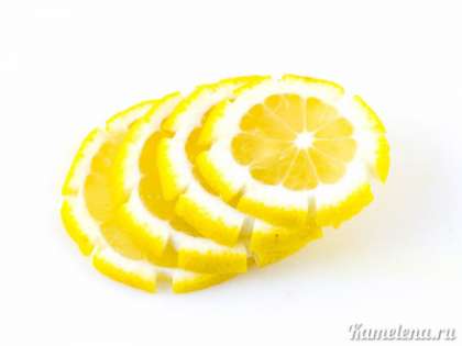 На лимоне ножом также сделать бороздки, вырезав, таким образом, часть шкурки (я использовала обычный нож). Затем лимон порезать тонкими кружочками.