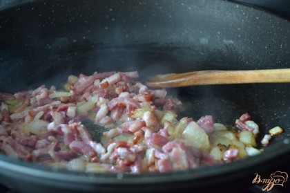 Ветчину и половинку луковицы нарезать мелко и обжарить в течении 5-7 минут.