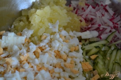 Добавить отварные яйца и картофель (нарезать мелко)
