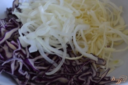 Половинку луковицы заранее нарезать полукольцами и замариновать на 5 минут в воде с добавлением столового уксуса. В салатнике  помять руками капусту и лук.