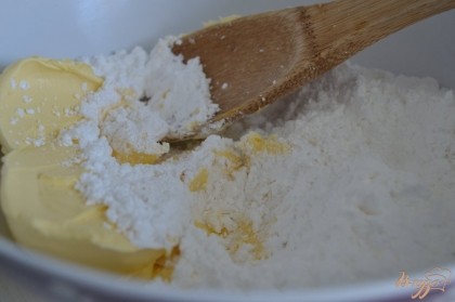 Мягкий маргарин растереть с сахарной пудрой +щепотка соли.
