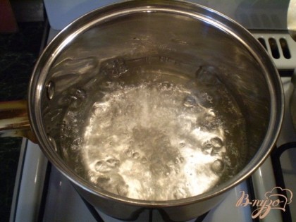 Поставьте воду для маринада закипать. После добавьте соль, сахар и уксус. Огонь выключить.