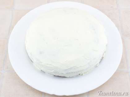 Смазать поверхность и бока торта кремом.