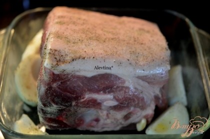 Кусок свинины перевернуть жирной частью вверх. Поставить в духовку на 75 мин. или до готовности.