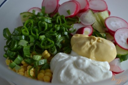 Уложить в салатник, добавить творог и майонез, зеленый лук.Перемешать, добавить соль и специи по вкусу.