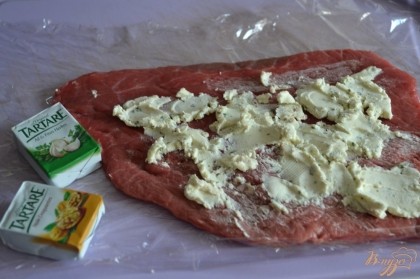 Кусочки мяса  отбить и смазать сыром.