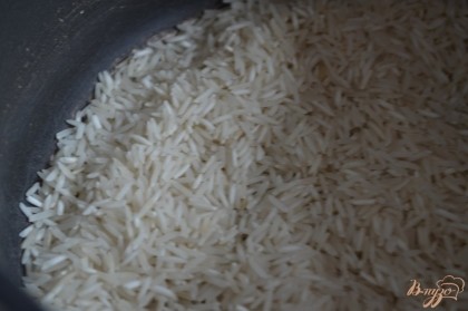 Рис насыпать в небольшую кастрюльку.