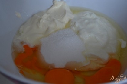 Яйца, творог, сметану ,  сахар с щепотку соли перемешать вместе.