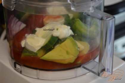 Сложить очищенные овощи и половинку авокадо в блендер или кухонный процессор, баночные томаты с соком, майонез и винный уксус.