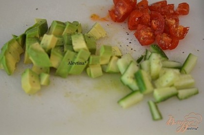 Приготовим сальсу, овощи и авокадо порезать мелко. Положить в блюдо. Посолить и поперчить,добавить по вкусу оливковое масло .
