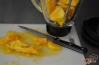 Готово! Спелость манго определяют не по цвету, а по мягкости плода и аромату. Очистим манго от кожуры и косточки. Сложим в блендер.