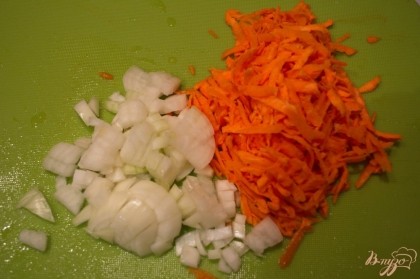 Лук и морковь очистить. Лук нарезать мелким кубиком, а морковь натереть на терку.