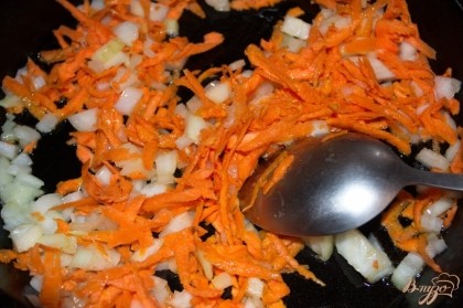 Обжарьте морковь и лук  в сковороде с добавлением растительного масла. Можно продукты закладывать все сразу. Не допускайте подрумянивания.
