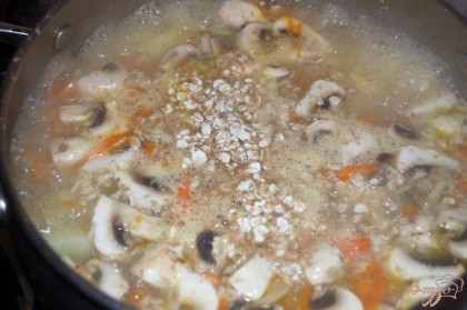 Варим до готовности картофеля. Овощи и грибы успеют проготовится. В последнюю очередь кладем овсяные хлопья. Варим еще 5 минут. Добавляем соль и перец. Выключаем. Из горячего супа вынуть куриное мясо. Нарезать меленько и вернуть в суп.