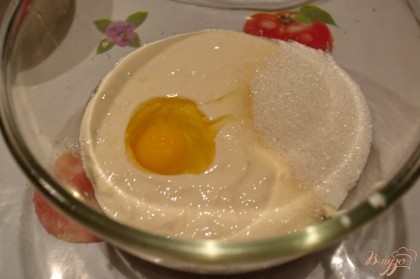 В миске замесите тесто. В миску вливаем простоквашу, добавляем яйцо, соль, сахар. Взбиваем. Добавляем разрыхлитель.