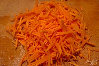 Морковь очистив, натереть на терку.