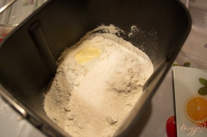 Закладываем продукты в хлебопечку: сначала дрожжи, после муку, сливочное масло, соль и сахар. В последнюю очередь воду. Все продукты следует отмерять четко, чтоб получить хороший результат.